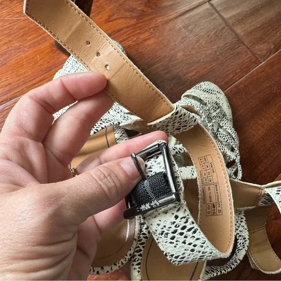 Vionic Black and Cream Strappy Sandals - Picture 7 of 9